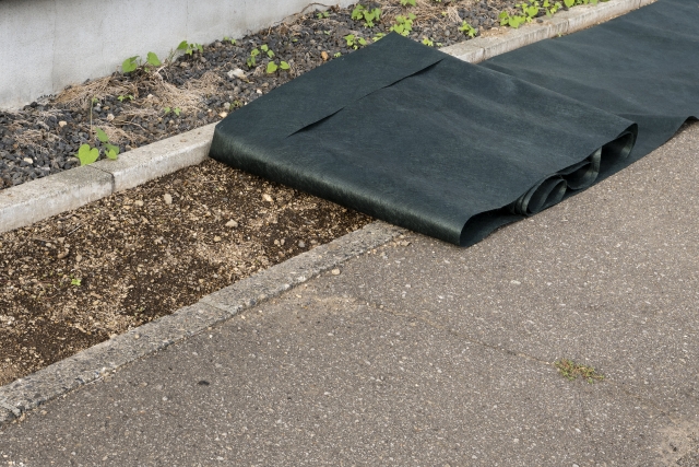 【雑草対策】庭の「防草シート」の選び方と失敗しない敷き方